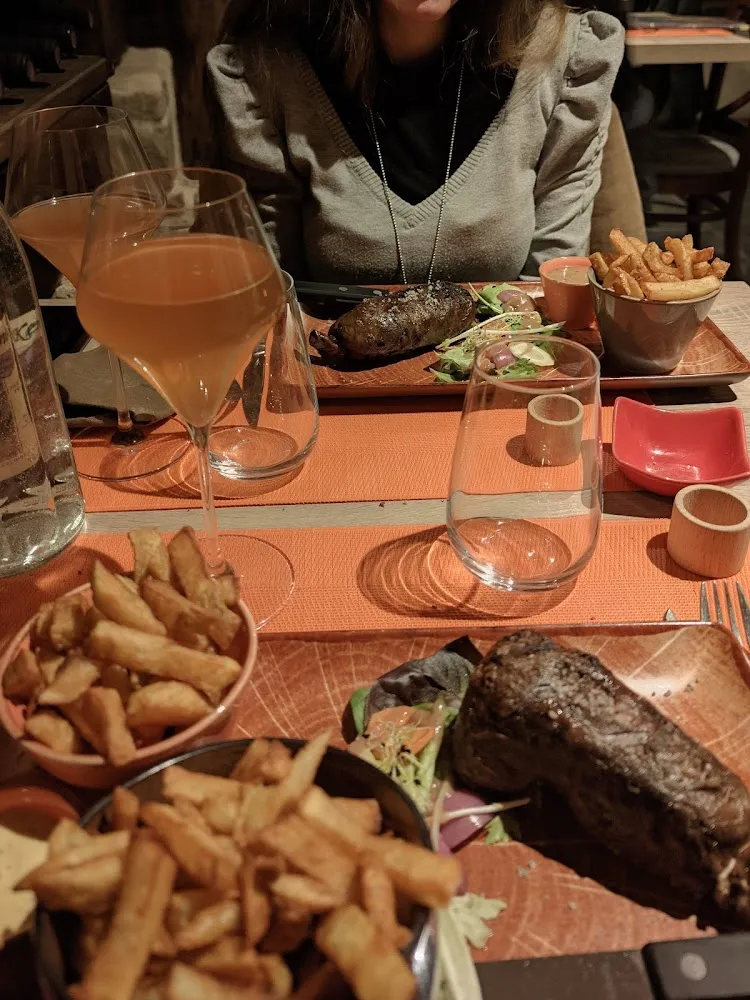 Andouillette À la Ficelle Pays de Baud Grillée Au Feu de Bois Et Frites Maison